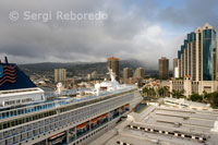 Crucero amarrado en el puerto de Honolulu. O’ahu.